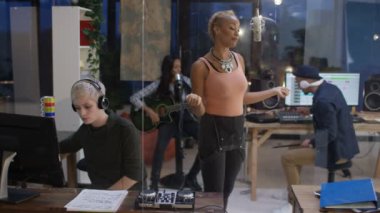 bir parça ile kadın vokalisti kayıt kayıt Studio 4 k müzisyenler