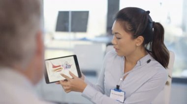 4 k Odyoloji doktor ile hasta, gösteren diyagram iç kulak tablet