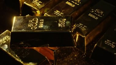 4k yakın up üzerinde dönen parıldayan altın bar standı, servet ve lüks konsepti.