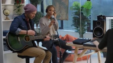 4 k gitarist ve şarkıcı karıştırma Resepsiyon teknisyeni ile stüdyoda kayıt