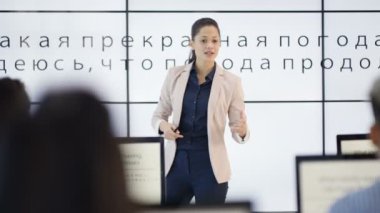4 k yetişkin öğrenciler Rus harfleri gösterilen büyük ekran ile dil sınıfı 