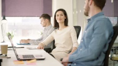 4k telefonda konuşurken ve tablet bilgisayar kullanma modern office iş kadını