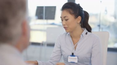 4k gösteren hasta modern Odyoloji Doktor Merhaba teknoloji işitme cihazı ve açıklayan