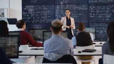 bilgisayarlarda çalışma ve yetişkin eğitimi sınıfta öğretmen dinlerken 4 k öğrencileri