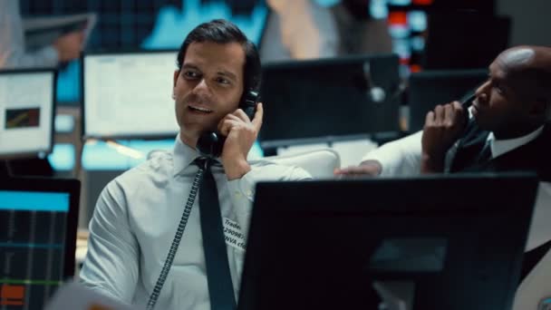 金融交易商在繁忙的股票交易谈判通过电话交易 — 图库视频影像