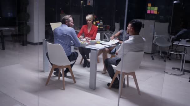 Equipe Negócios Uma Reunião Com Alimentos Refrescos Trabalhando Até Tarde — Vídeo de Stock