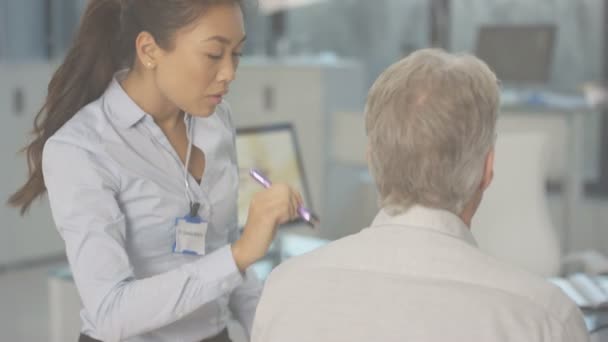 Médico Audiología Examinando Paciente Explicando Sobre Pérdida Auditiva — Vídeo de stock