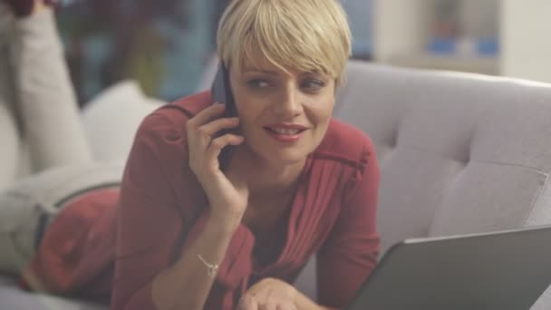 Glückliche Frau Hause Mit Laptop Klatsch Mit Einem Freund Telefon — Stockvideo