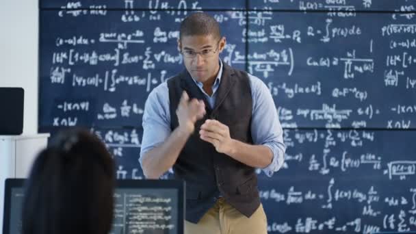 Guru Kelas Pendidikan Dewasa Menjelaskan Rumus Matematika Kepada Siswa — Stok Video