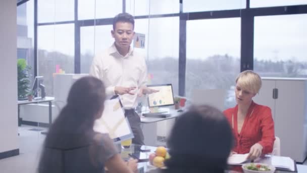 4K Équipe d'entreprise en début de matinée réunion avec de la nourriture et des rafraîchissements 