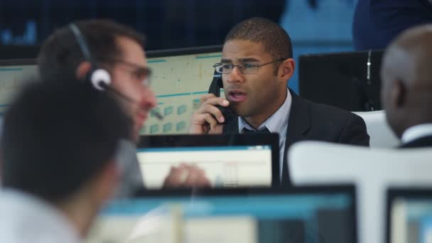 Finansiellt Trader Upptagen Börsen Förhandla Ett Avtal Över Telefon — Stockvideo