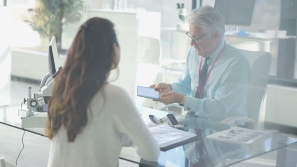 Médico Audiología Con Paciente Mostrando Diagrama Del Oído Interno Comprimido — Vídeo de stock