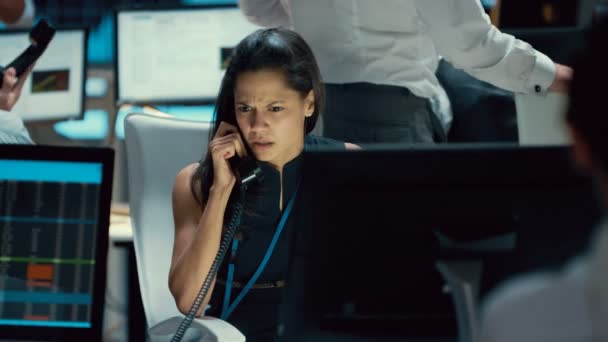 4K Femme commerçant en bourse occupée négocie une affaire réussie par téléphone 