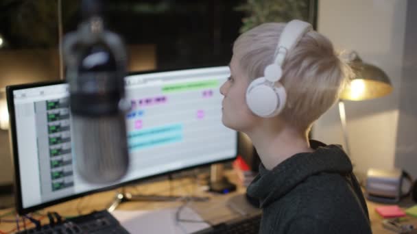 Blonde Jeune Femme Enregistrement Chanson Travailler Avec Logiciel Mixage Informatique — Video