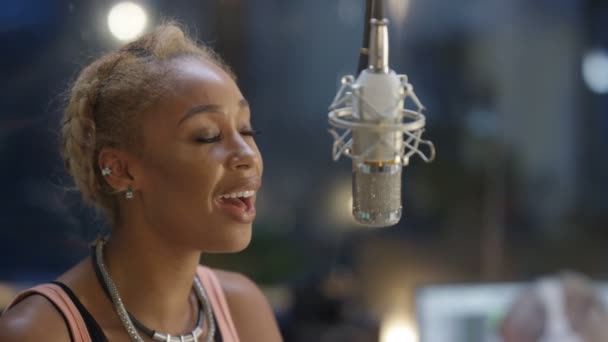 Cantante Africana Canción Grabación Estudio Grabación — Vídeos de Stock