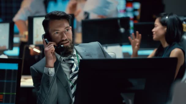 4K trader boursier confiant faisant des affaires par téléphone 