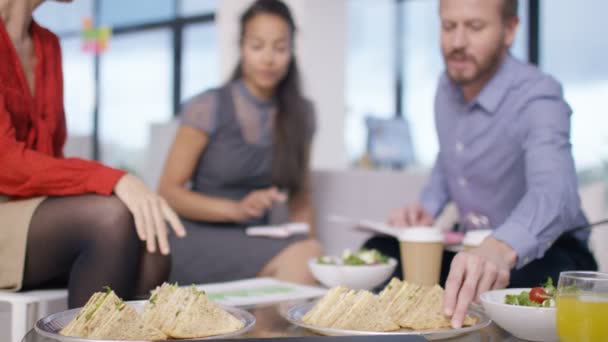 Équipe Affaires Dans Petit Déjeuner Déjeuner Réunion Avec Nourriture Des — Video