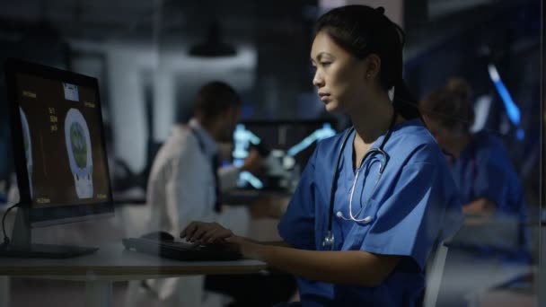 Close Enfermeira Hospital Turno Noite Olhando Para Varredura Cérebro Computador — Vídeo de Stock