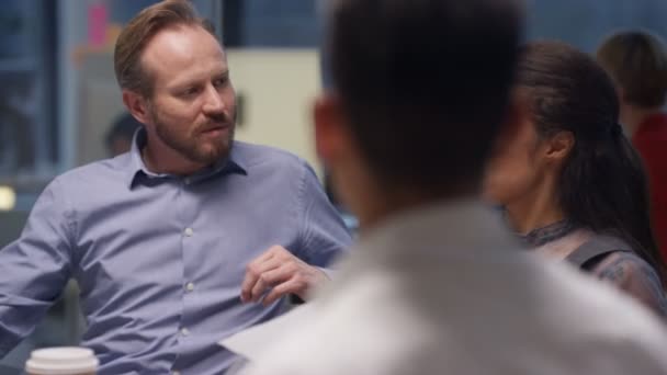 Business Team Bei Einem Meeting Mit Essen Und Erfrischungen Büro — Stockvideo