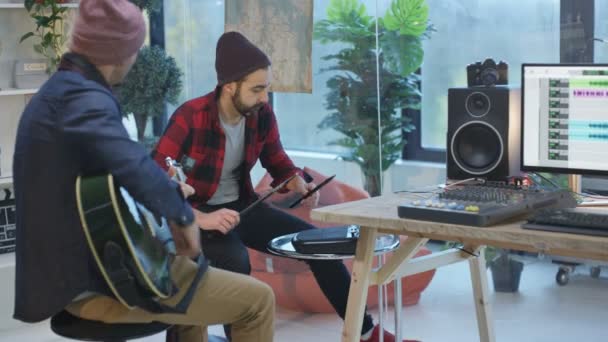 年轻音乐人在家庭工作室录制曲目 — 图库视频影像