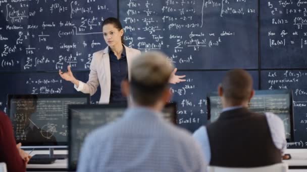 Professora Aula Educação Adultos Explicando Fórmulas Matemáticas Para Alunos — Vídeo de Stock