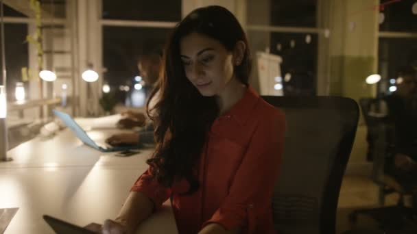 Jovem Equipe Negócios Casual Trabalhando Até Tarde Usando Tecnologia Escritório — Vídeo de Stock