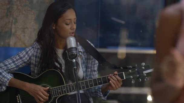 Guitarrista Vocalista Grabando Una Pista Estudio Profesional — Vídeo de stock