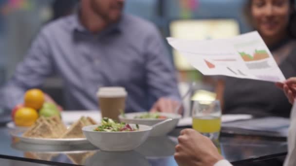 Equipe Negócios Uma Reunião Com Alimentos Refrescos Escritório — Vídeo de Stock