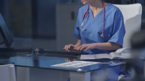 Enfermeira Hospital Moderno Estudando Raios Paciente Trabalhando Computador — Vídeo de Stock