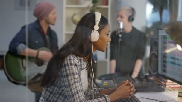 Ingénieur Son Bureau Mixage Enregistrement Une Piste Avec Jeunes Musiciens — Video