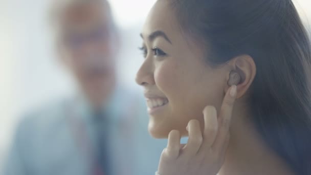 Mujer Con Sordera Muy Feliz Después Poner Audífonos — Vídeos de Stock