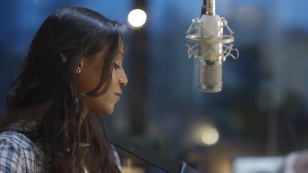 Cantante Mujer Presentando Nueva Canción Tocando Guitarra Acústica — Vídeos de Stock