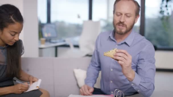 4K Équipe d'affaires dans un petit déjeuner ou un déjeuner de réunion avec de la nourriture et des rafraîchissements 