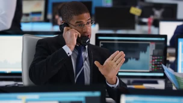 Comerciante Financiero Bolsa Ocupada Negociando Acuerdo Por Teléfono — Vídeo de stock