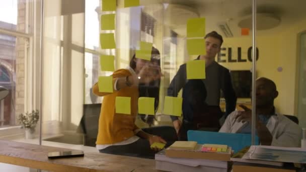 Equipo Negocios Casual Joven Trabajando Lluvia Ideas Oficina Creativa Ciudad — Vídeos de Stock