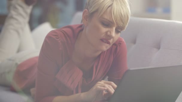 Retrato Mujer Aburrida Pensativa Casa Trabajando Computadora Portátil — Vídeo de stock