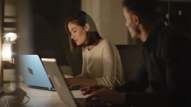 Zakenvrouw Die Laptop Werkt Een Discussie Met Mannelijke Collega — Stockvideo