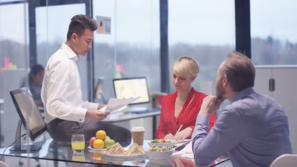 Business Team Een Vergadering Met Eten Verfrissingen Het Kantoor — Stockvideo