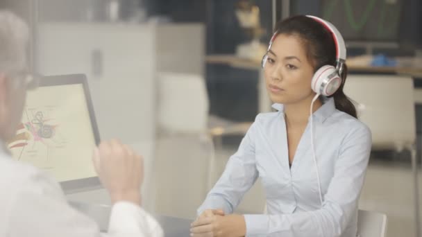 Mujer Joven Que Usa Auriculares Somete Una Prueba Audición Con — Vídeo de stock