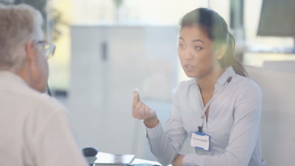 Audiologi Läkare Visar Patienten Modern Tech Hörapparat Och Förklara — Stockvideo