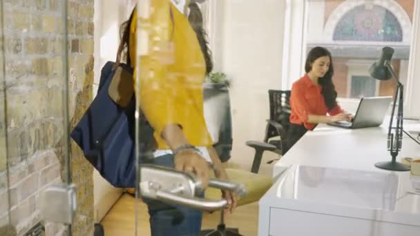 Cheerful Businesswomen Having Chat Beginning Day City Office — Stock Video