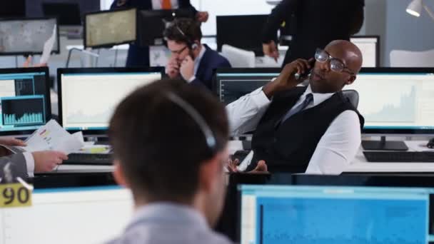 Salle Occupée Pleine Commerçants Financiers Regarder Les Marchés Mondiaux Faire — Video