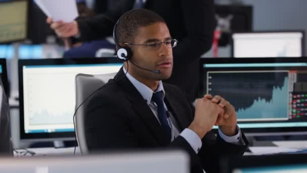 Retrato Comerciante Financeiro Sorridente Negociando Acordo Pelo Telefone — Vídeo de Stock