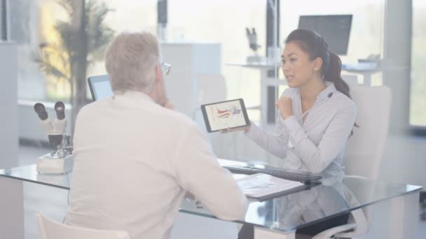 Audiologie Arts Met Patiënt Weergegeven Diagram Van Binnenoor Tablet — Stockvideo