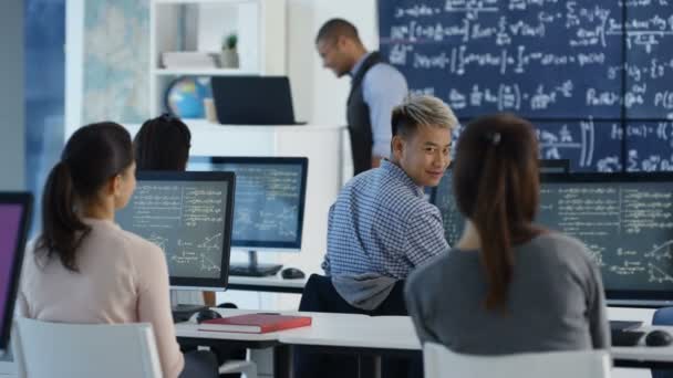 Estudiantes Trabajando Computadoras Charlando Clases Matemáticas Educación Adultos — Vídeos de Stock