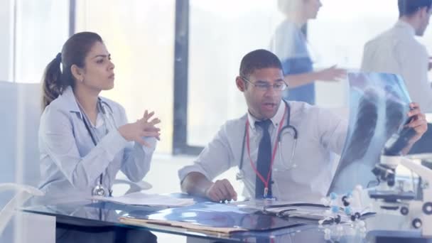 Νοσοκομειακών Ιατρών Μια Συνάντηση Συζήτηση Ακτινογραφία Ασθενούς Και Ιατρικές Σημειώσεις — Αρχείο Βίντεο