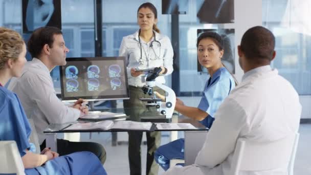Equipo Médico Una Reunión Utilizando Tecnología Para Observar Escáneres Cerebrales — Vídeos de Stock