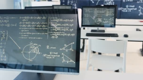 黑板上有电脑和数学公式的空教室内部 — 图库视频影像
