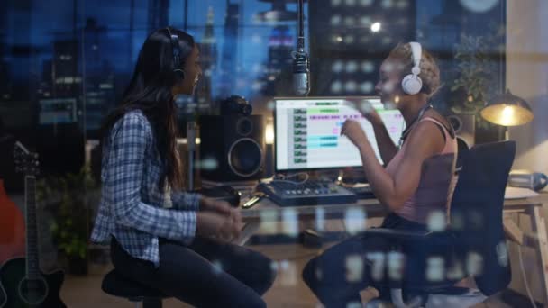 Тысячи Женщин Музыкантов Сотрудничают Студии Звукозаписи Видом Город — стоковое видео