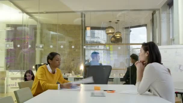 4K Time lapse équipe d'affaires occasionnelle de travail et de remue-méninges dans le bureau créatif 